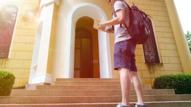 طالب يستعد لدخول القاعة